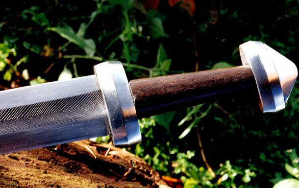 Bản sao một thanh kiếm Viking cổ đại làm từ thép Damascus