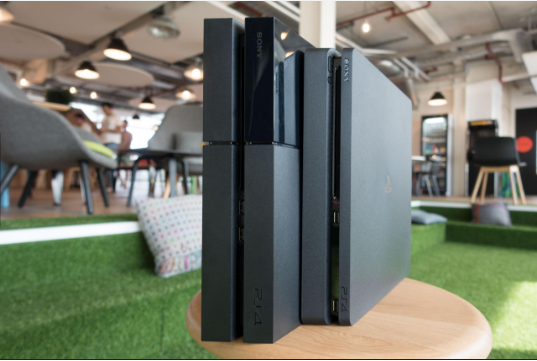 
So sánh với PS4 cũ, PS4 Slim nhỏ gọn hơn hẳn với kích thước 26,5cm x 26,5cm x 3,8cm (thông số của PS4 cũ là 27,5cm x 30cm x 5,3cm).
