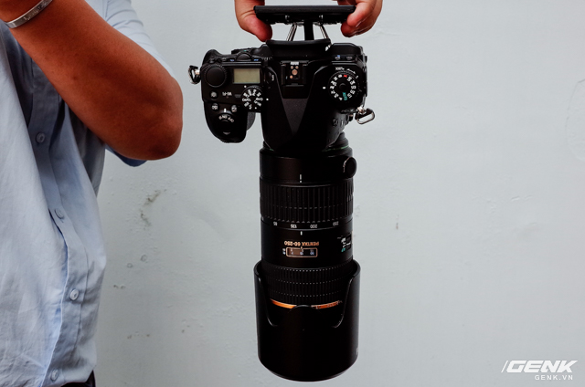  Treo ngược ống kính Pentax 60-250mm F4 DA. 
