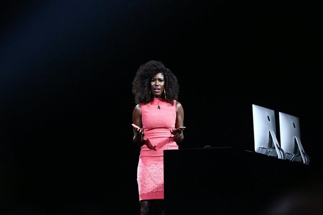 Một nhà lãnh đạo nữ, da màu lên làm chủ sân khấu tại WWDC 2016.