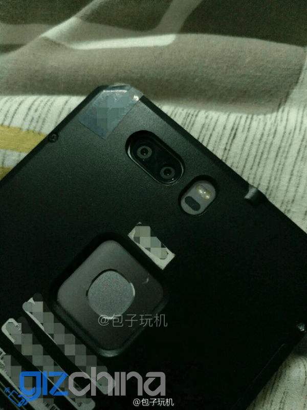  Hình ảnh được cho là của Huawei P9 vẫn còn đang nằm trong hộp nhôm chống lộ thiết kế. 