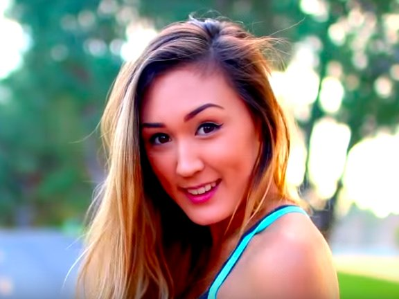  LaurDIY đang là đối tác với thương hiệu Starbucks. 