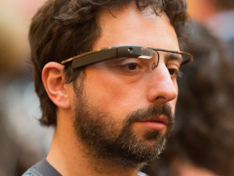  ...trong khi đó AR cho phép người dùng tương tác với cả hai thế giới thực và ảo cùng lúc (Đồng sáng lập Google Sergey Brin cùng chiếc kính Google Glass) 