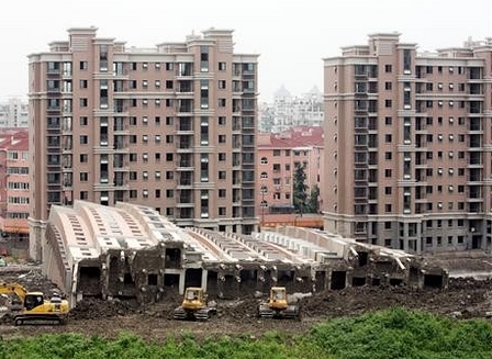  Đây là thảm họa domino không quá bất ngờ khi bạn xây liền tù tì 11 tòa cao ốc bên bờ sông (Ảnh khu Lotus Riverside Complex, Thượng Hải) 