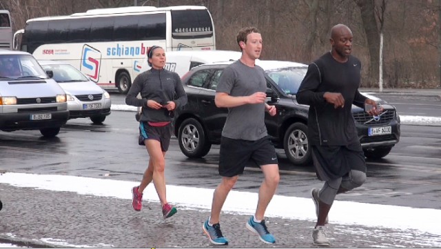 CEO Facebook Mark Zuckerberg đang tập thể dục cùng vệ sĩ của anh.