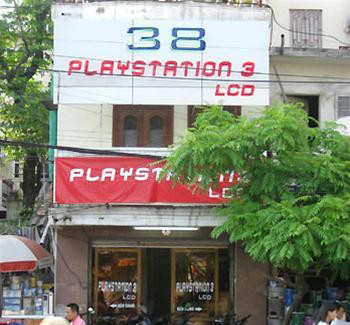
Quán PS3 đầu tiên ở Hà Nội chỉ đơn sơ như thế này thôi nhưng lúc nào cũng đông khách
