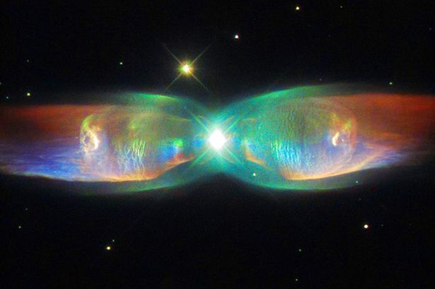  Hai ngôi sao đang chết phóng ra một lượng khí ga khổng lồ vào vũ trụ, bức ảnh tuyệt vời này được NASA công bố năm 2015. 