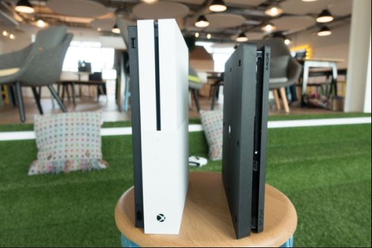 
Xbox One S lớn hơn PS4 Slim rất nhiều với kích thước 42,9cm x 29,3cm x 11,4cm.
