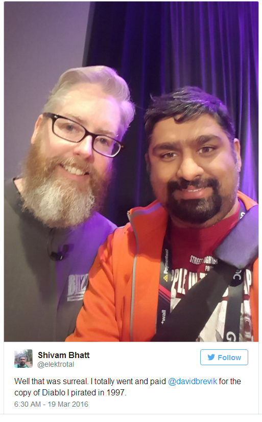 
Bhatt chụp hình cùng David Brevik tại sự kiện GDC 2016.

