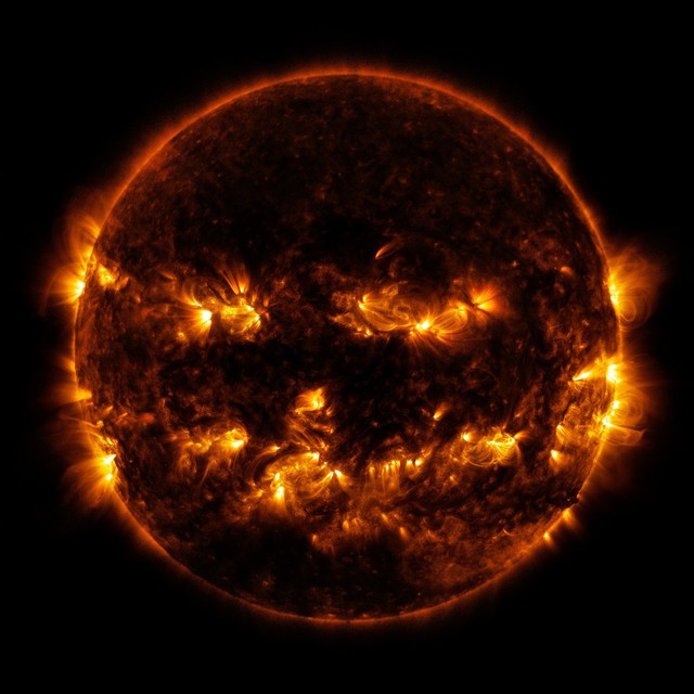 Đây là bức ảnh được NASA cung cấp vào ngày 8/10/2014. Các vùng hoạt động của mặt trời gộp lại trông giống hệt như một chiếc đèn lồng Halloween vậy.