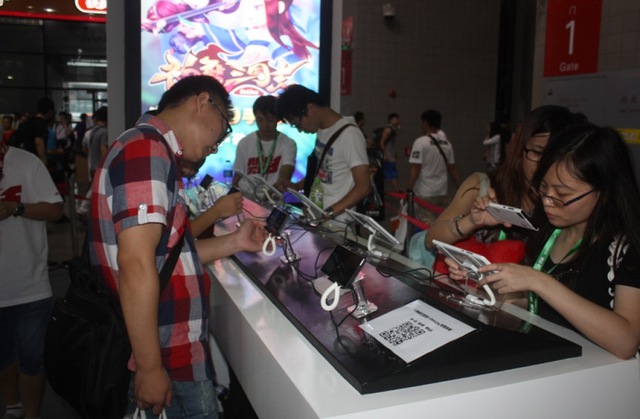 Quang cảnh người dân thử chơi game mobile tại ChinaJoy 2014