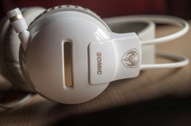 Ear cup được thiết kế bầu bĩnh, Logo Somic được in màu đồng nổi bật trên nền trắng.