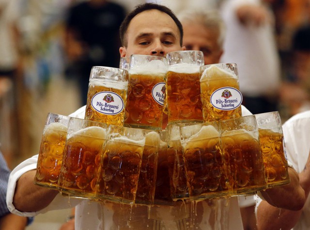 Oliver Struempfl, một công dân Đức đã lập kỉ lục thế giới với việc bê một lít bia và di chuyển được quãng đường 40 mét. Kỉ lục này được thiết lập tại Abensberg, Đức và ngày 7/9/2014.