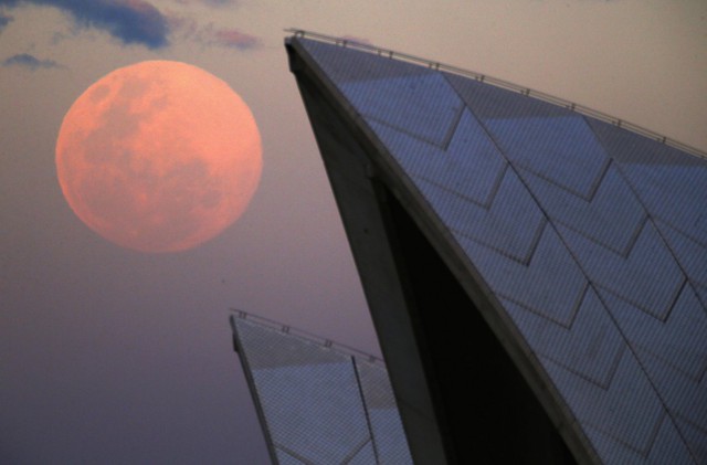 Siêu mặt trăng phía sau mái nhà Opera của Sydney xuất hiện ngày 10/8/2014. Đây là sự kiện thiên văn xảy ra khi mặt trăng gần với Trái Đất nhất, khiến nó trở nên to và sáng hơn rất nhiều lần so với bình thường.