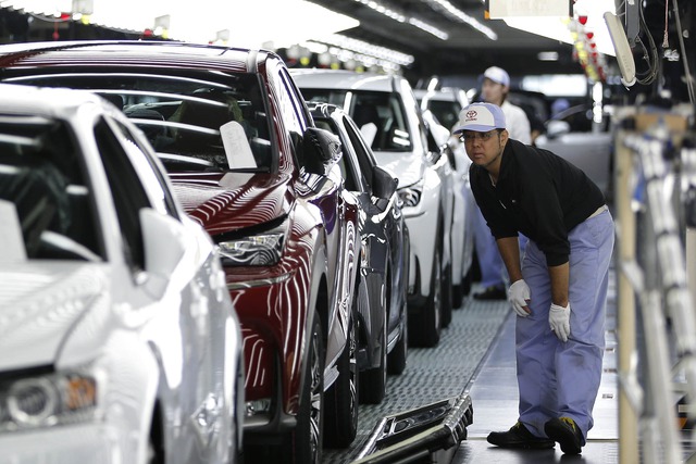  Con người luôn đóng vai trò chính trong dây chuyền sản xuất ô tô của Lexus. 