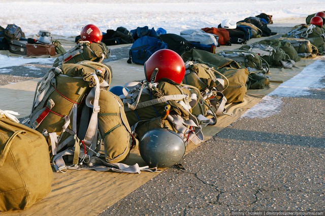  Hành trang của các phi công Nga gồm mũ bảo hiểm, dù và túi dự trữ sinh tồn cá nhân 
