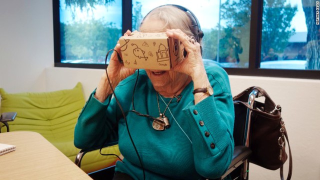  Kính thực tế ảo Google Cardboard cũng là món đồ công nghệ khiến bà cảm thấy vô cùng thích thú. 