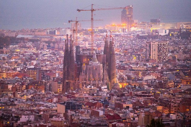  Toàn cảnh thánh đường Sagrada Familia  nhìn từ xa. 