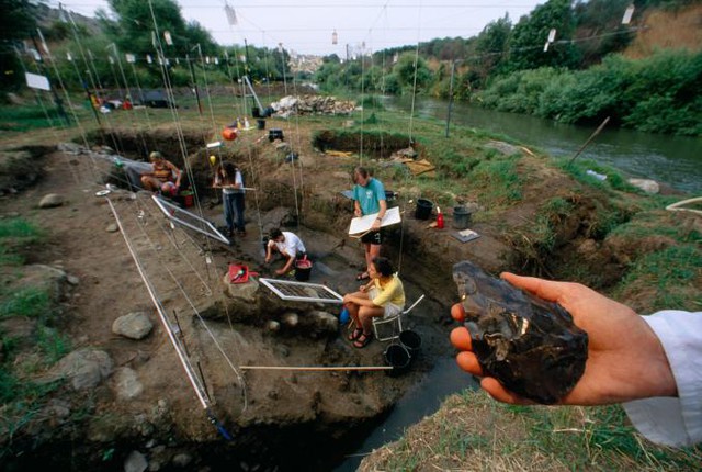 Các nhà khảo cổ học đang thu thập những công cụ bằng đá được xem là của loài người cổ đại.