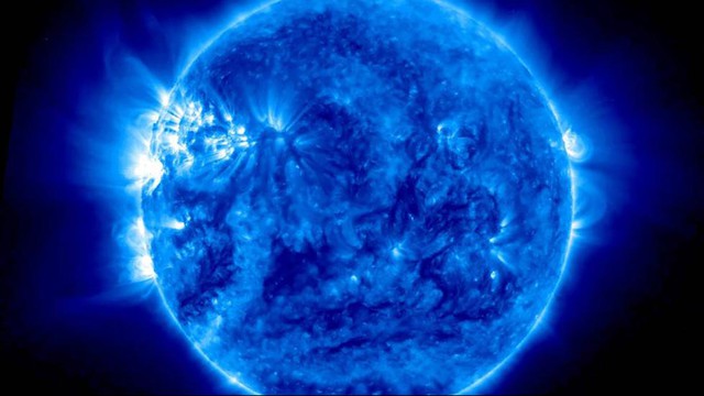  Bức ảnh Mặt Trời màu xanh được chụp vào ngày 15/7/2015, màu xanh biểu hiện cho những bước sóng vô hình với mắt người. 