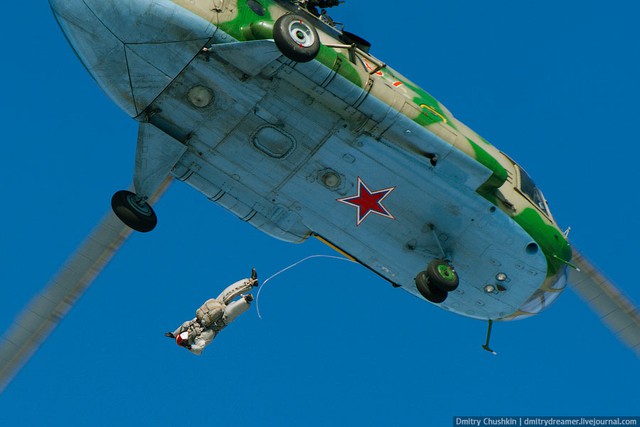  Hình nộm có tên Ivan Ivanovich, ngoan ngoãn bay ra khỏi máy bay trực thăng từ độ cao 100 mét và tiếp đất trên tuyết. 