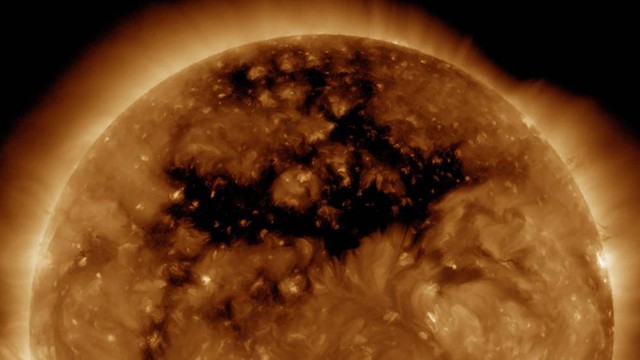  Vùng màu đen trên Mặt Trời này có tên là lỗ Coronal với kích thước lớn gấp 50 lần Trái Đất và tạo ra những luồng gió Mặt Trời với sức mạnh khủng khiếp. 