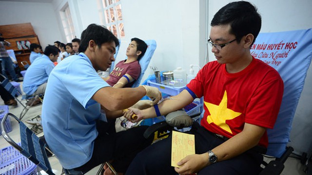 Thanh niên hiến máu cứu người