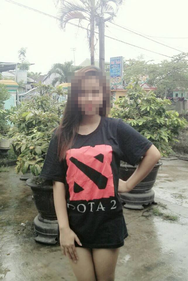 Nhiều game thủ Việt xôn xao với hot girl xinh đẹp mặc áo font DOTA 2