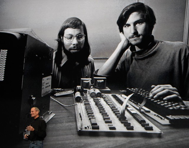 Apple được đồng sáng lập vào 1/4/1976 bởi Steve Jobs và Steve Wozniak tại Los Altos, California.