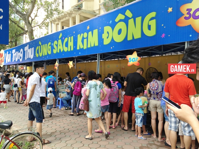 
Ngày hội sách giảm giá trung thu diễn ra thường niên của NXB Kim Đồng thu hút được sự quan tâm của khá nhiều độc giả tại Hà Nội.

