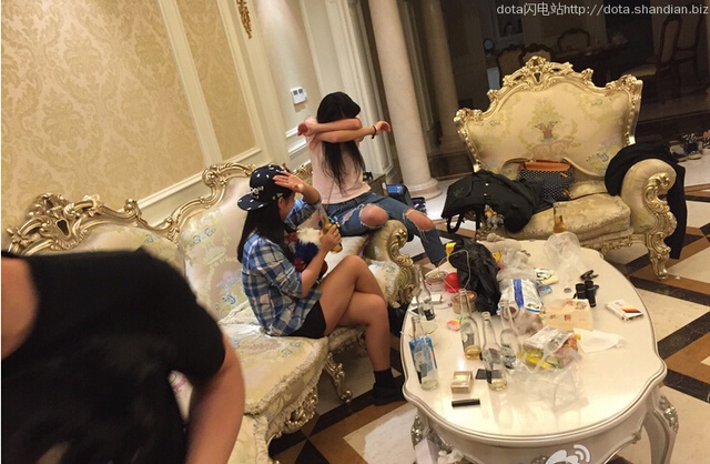
Xiao8 bất ngờ đăng tải hình ảnh về 2 người đẹp mới tại nhà mình
