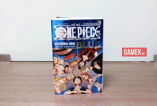 
Bìa của One Piece Blue được sản xuất giống với phiên bản tiếng Nhật với bìa rời ánh kim. Khi nhìn nghiêng sẽ thấy lấp lánh khá đẹp.
