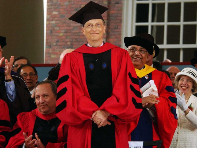 
Bill Gates cuối c&ugrave;ng đ&atilde; được trao tặng tấm bằng tốt nghiệp của Đại Học Harvard sau 32 năm &ocirc;ng rời bỏ ng&ocirc;i trường n&agrave;y.
