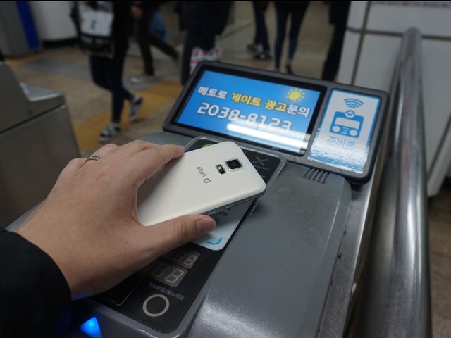  Ngay từ phút ban đầu bạn không thể không chạnh lòng so sánh giữa 2 hệ thống tàu điện ngầm rồi, ở Hàn chẳng cần phải mua vé lẻ đâu, chỉ cần tải ứng dụng tàu điện ngầm là đủ. Thật tiết kiệm thời gian 