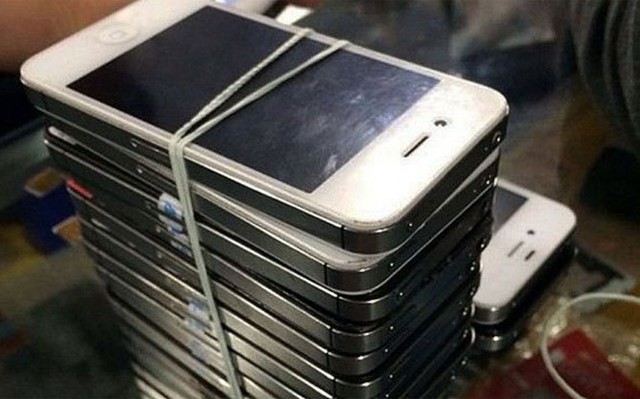  iPhone cũ được buộc chồng đống tại chợ Hoa Cương Bắc, Thâm Quyến: Nguồn: Telegraph 