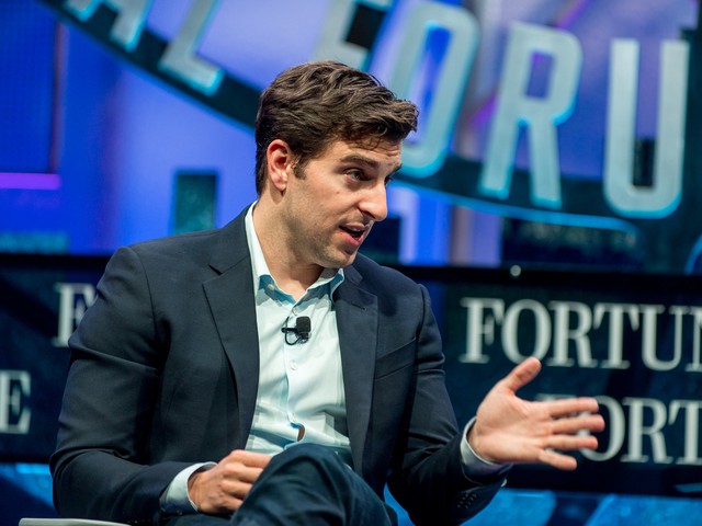 CEO Brian Chesky của Airbnb.