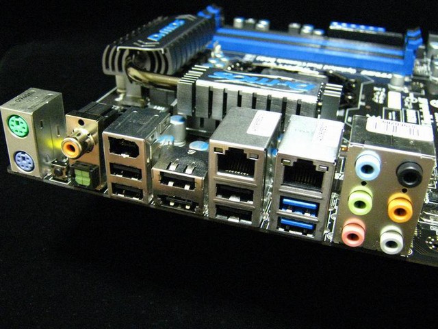  Cổng USB 3.0 (màu xanh) xuất hiện khiêm tốn trên các Mainboard. 