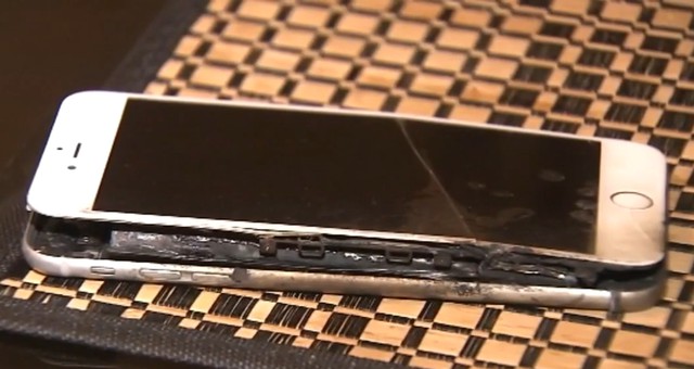  Chiếc iPhone 6 Plus đã bị bẻ cong trước đó. 