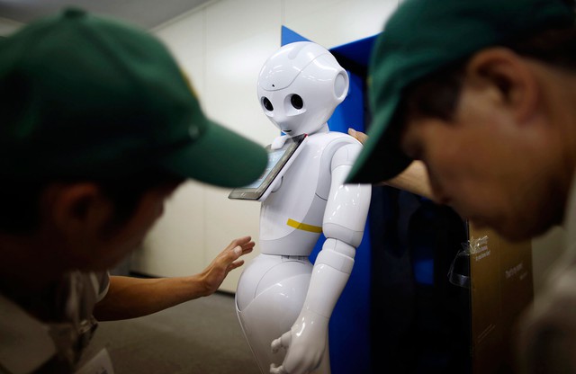  Chú robot Pepper SoftBank được vận chuyển bởi các công nhân của một công ty vận tải có văn phòng tại Orange Arch, Tokyo, vào ngày 5/10 năm nay. Sự xuất hiện của chú robot này cũng nói lên xu hướng của làng công nghệ năm nay. 
