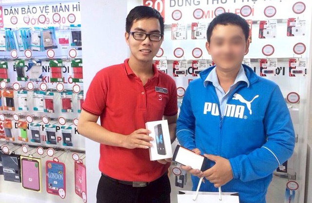  Các bên xác nhận người mua máy Bphone (áo xanh, bên phải) tại cửa hàng CellphoneS chiều 10/11 là nhân viên Bkav. Ảnh: CellphoneS. 