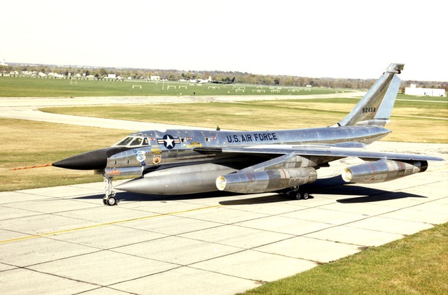 Chiếc máy bay ném bom siêu âm B-58 Hustler là một trong những thành công lớn nhất của NACA.