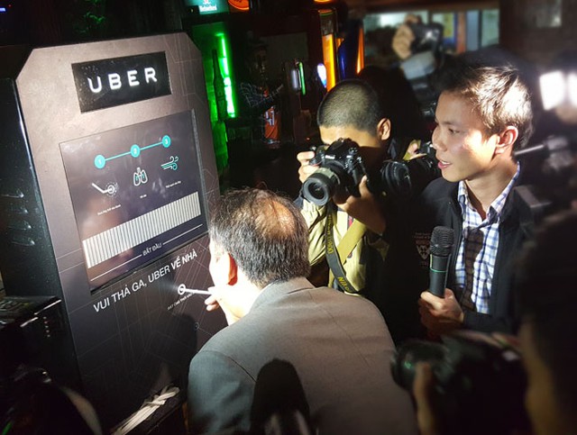  Trải nghiệm thiết bị đo nồng độ cồn và gọi xe taxi Uber. Ảnh: Nguyên Đức. 