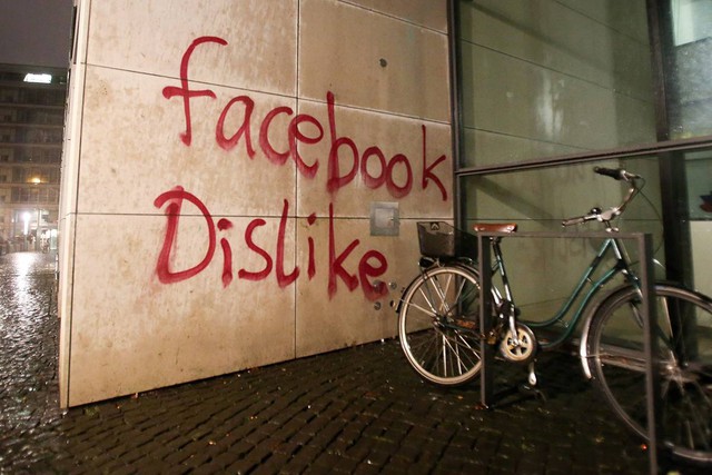  Bên ngoài văn phòng Facebook tại Hamburg. 