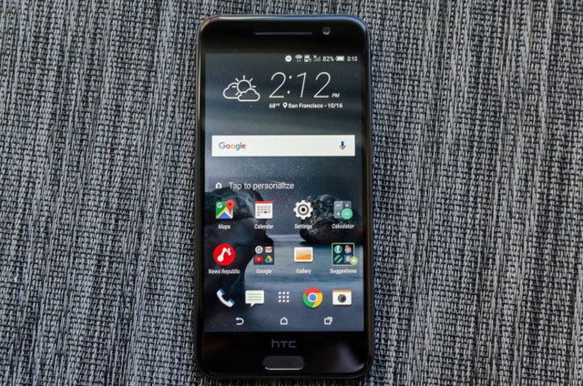  Mặt trước của thiết bị là một màn hình 5 inch, và cảm biến vân tay đặt dưới logo HTC 