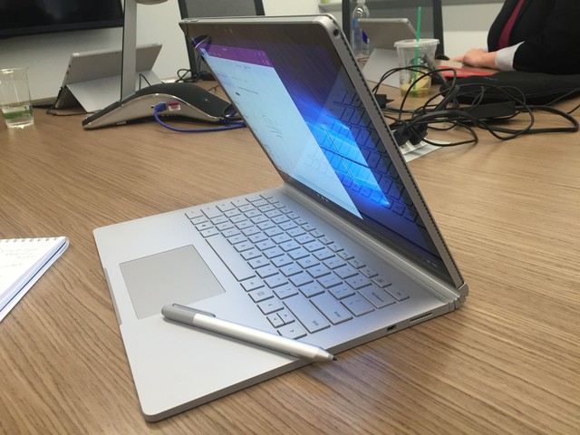  Surface Book là một trong những sản phẩm mới nhất chạy Windows 10 