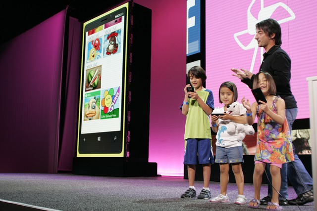  Joe Belfiore từng đưa những đứa trẻ của mình lên sân khấu sự kiện của Microsoft 