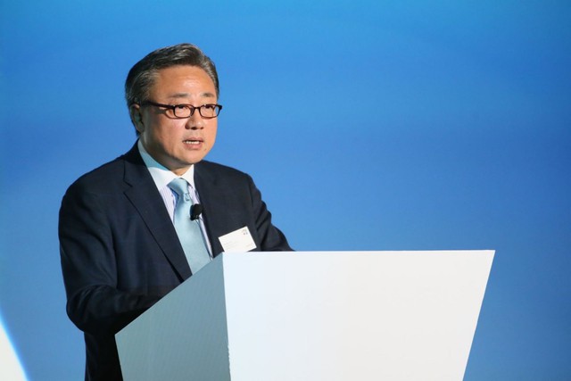  Chân dung ông Koh Dong Jin, người đứng đầu mảng di động của Samsung hiện thời. 