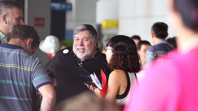 Steve Wozniak tại Tân Sơn Nhất, trưa ngày 1/12.