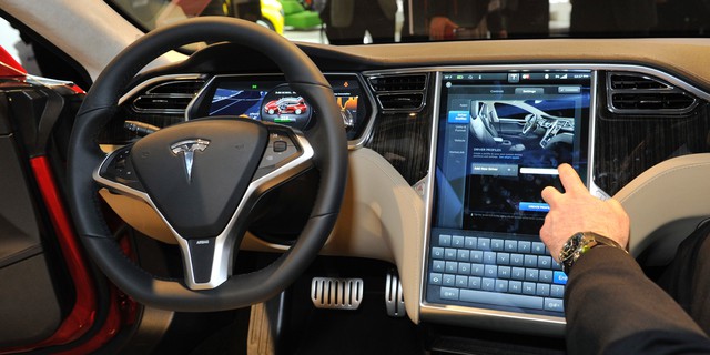  Các mẫu xe điện của Tesla cũng được đánh giá cao về mặt công nghệ. 