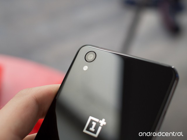  Camera sau không lồi cho thấy OnePlus rất chú trọng tới thiết kế của OnePlus X. Camera này đạt độ phân giải 13 megapixel sử dụng cảm biến cảm biến ISOCELL của Samsung với tốc độ lấy nét chỉ 0,2 giây trong khi khẩu độ đạt f/2.2. 